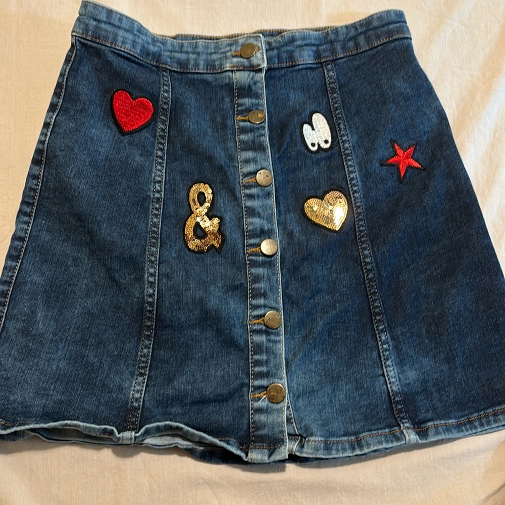Cute button up jean Y2K style jean skirt sewn patches sz 6